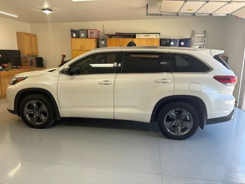 Used 2017 Toyota Highlander Limited Platinum w/ Carpet Mat Package AWD/4WD image 2