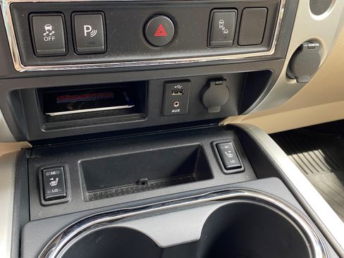 Used 2018 Nissan Titan SL image 10