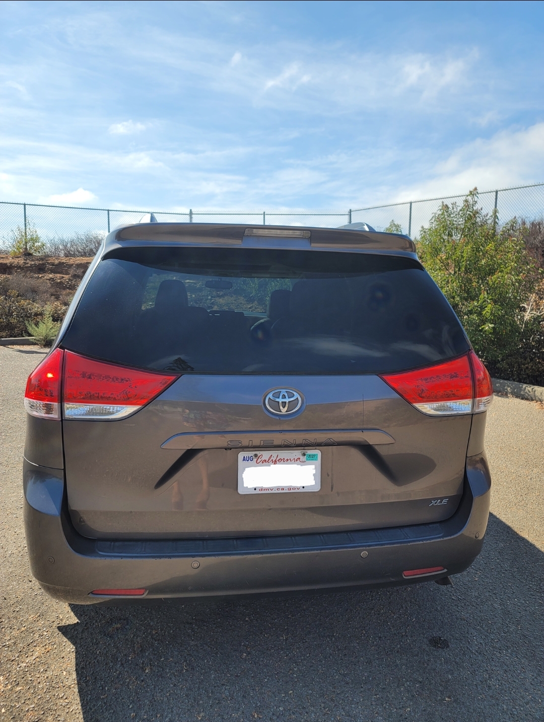 Used 2013 Toyota Sienna XLE w/ Entertainment Pkg FWD image 2