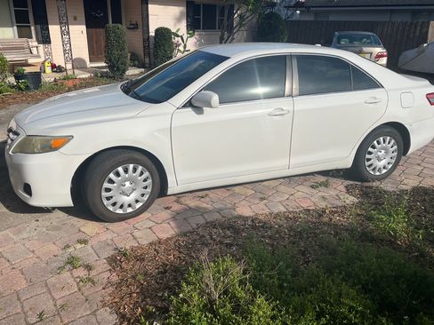 Used 2011 Toyota Camry image 4