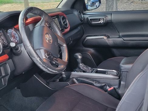 Used 2016 Toyota Tacoma TRD Sport image 11