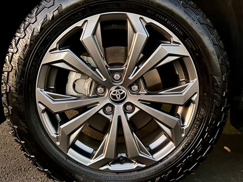 Used 2022 Toyota RAV4 XLE Premium image 16