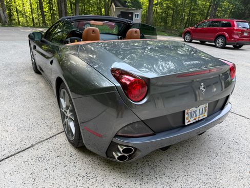 Used 2013 Ferrari California RWD image 27