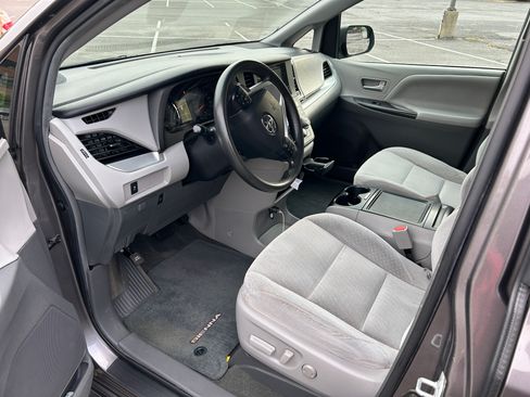 Used 2017 Toyota Sienna LE image 9