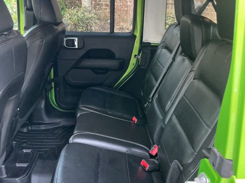 Used 2018 Jeep Wrangler Unlimited Sahara image 14