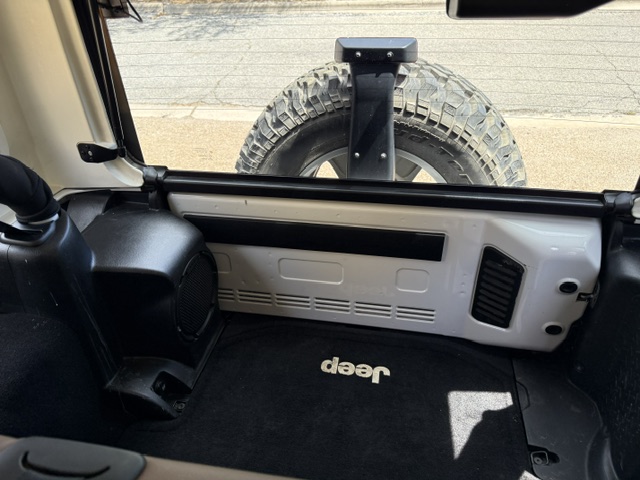 Used 2012 Jeep Wrangler Unlimited Rubicon w/ Connectivity Group AWD/4WD image 17