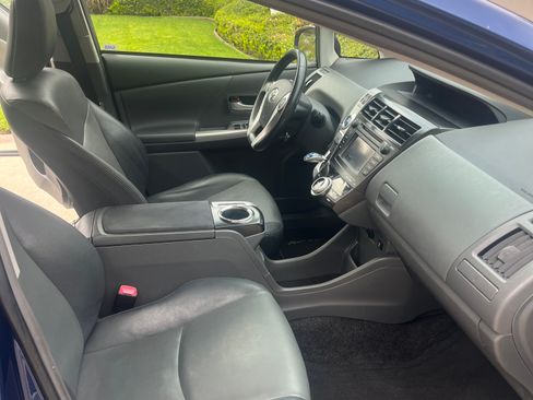 Used 2014 Toyota Prius V Five FWD image 8