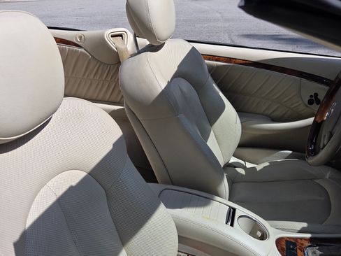 Used 2009 Mercedes-Benz CLK 350 Cabriolet w/ Premium I Pkg image 4