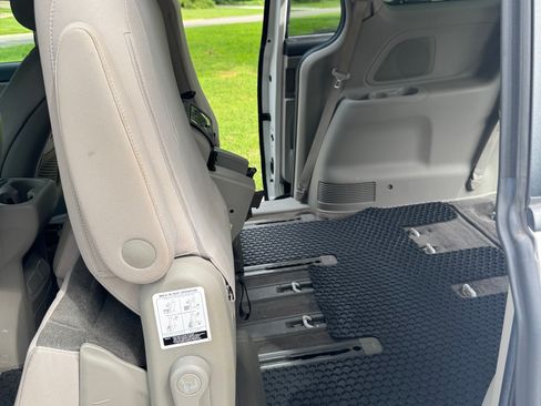 Used 2021 Kia Sedona LX FWD image 14