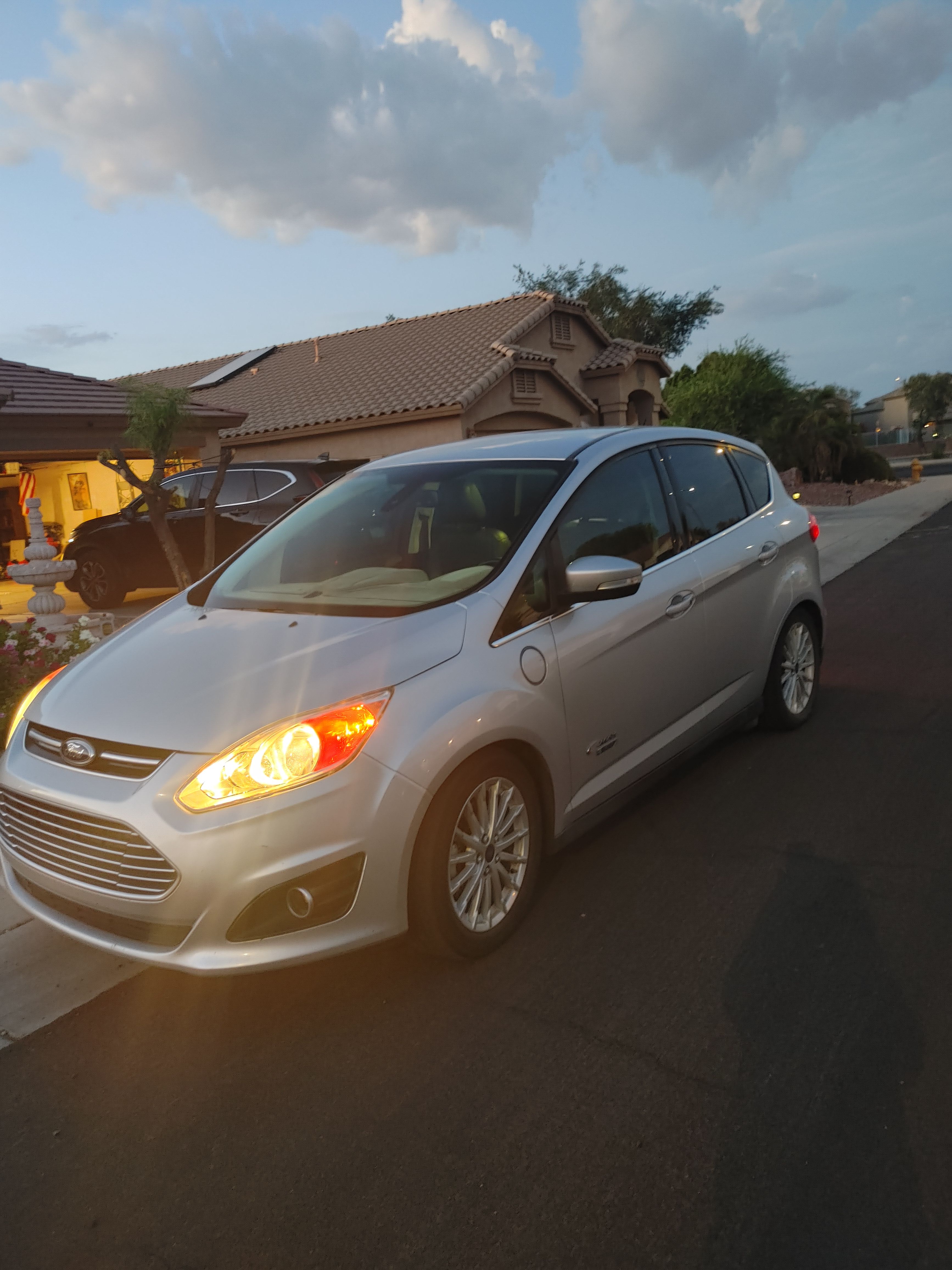 Used 2015 Ford C-MAX Energi SEL w/ Equipment Group 302A FWD image 11