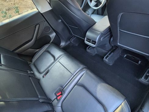 Used 2022 Tesla Model Y Long Range image 16