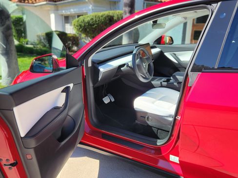 Used 2022 Tesla Model Y Performance image 10