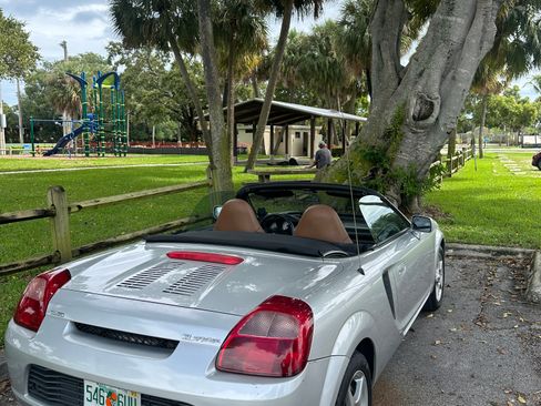 Used 2002 Toyota MR2 image 9