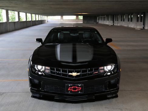 Used 2010 Chevrolet Camaro SS w/ LPO, Ground Effects Package RWD image 2