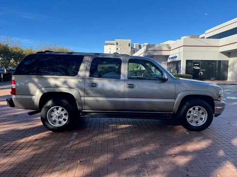 Used 2001 Chevrolet Suburban 2500 LT w/ LT Preferred Equipment Group image 10