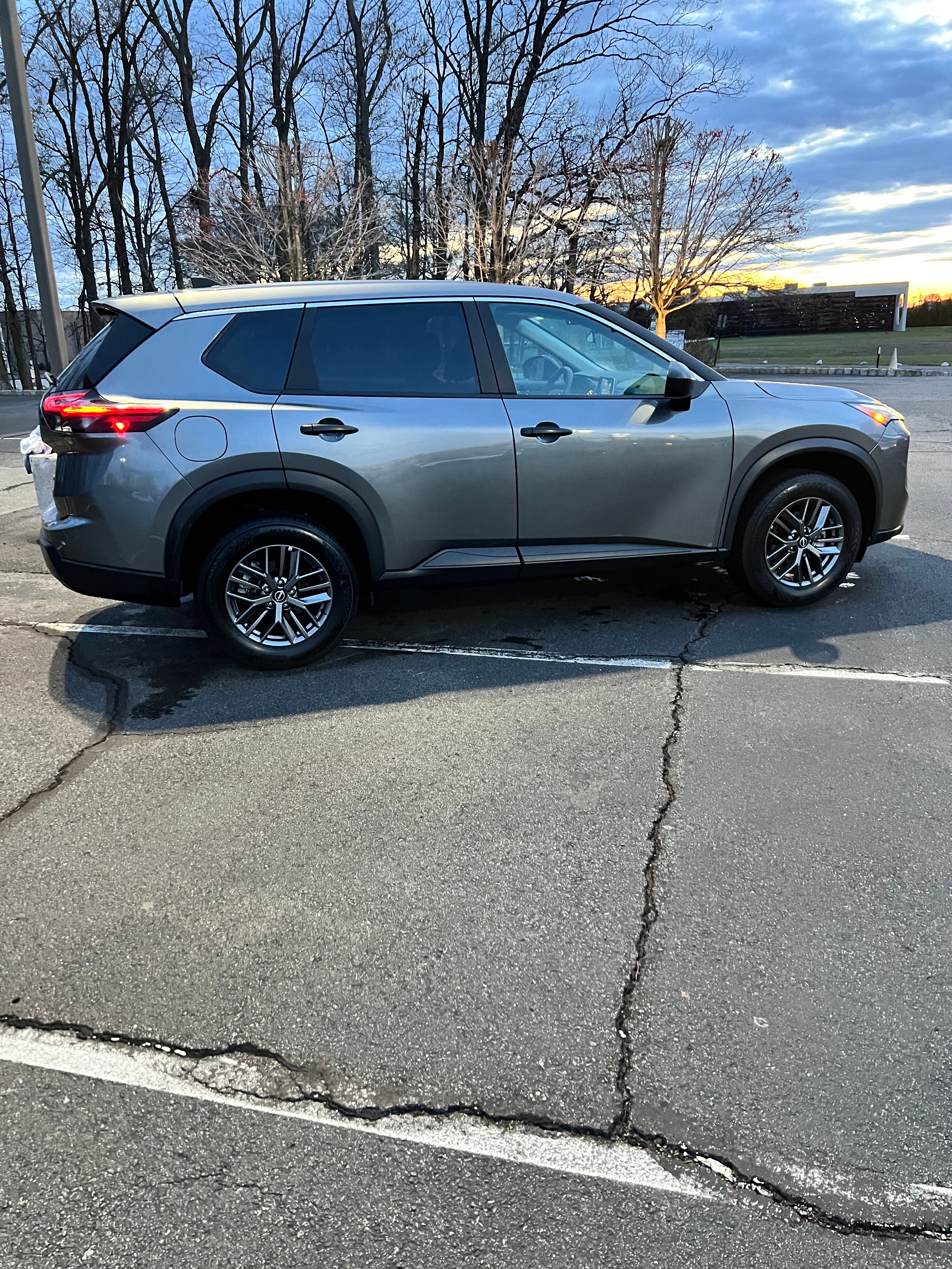 Used 2024 Nissan Rogue S AWD/4WD image 9