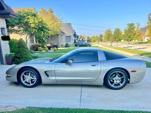 Used 2000 Chevrolet Corvette Coupe w/ Roof Pkg RWD image 2