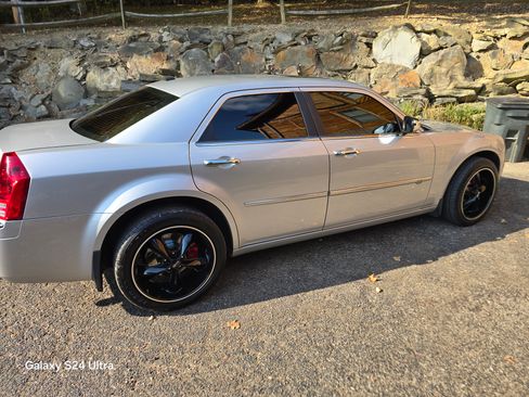 Used 2009 Chrysler 300 C w/ Luxury Group II image 11