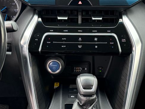 Used 2021 Toyota Venza XLE w/ Softex Package image 12