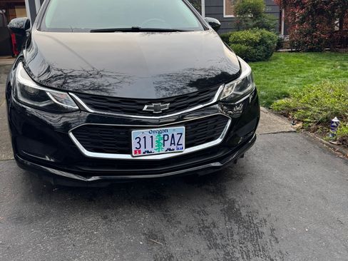 Used 2018 Chevrolet Cruze LT image 1