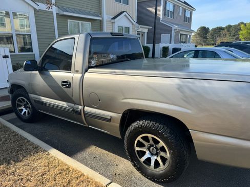 Used 2000 Chevrolet Silverado 1500 2WD Regular Cab image 1