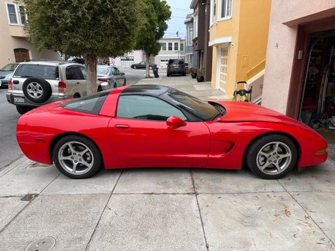 Used 2000 Chevrolet Corvette Coupe w/ Roof Pkg RWD image 2