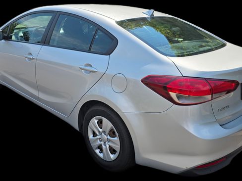 Used 2017 Kia Forte LX image 2