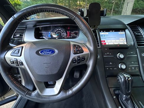 Used 2017 Ford Taurus SEL w/ Equipment Group 201A FWD image 9