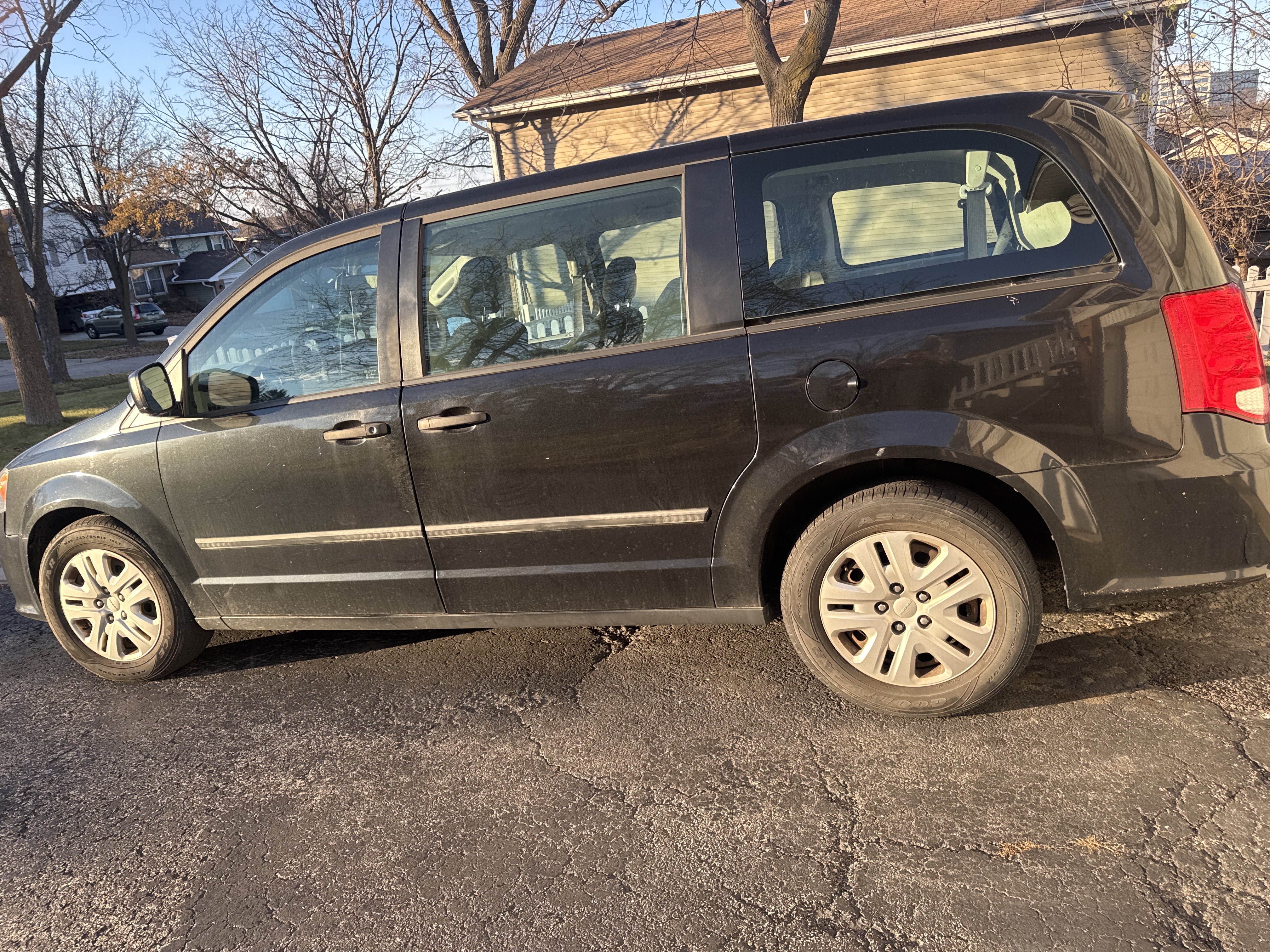 Used 2016 Dodge Grand Caravan American Value Package FWD image 1