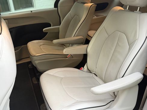 Used 2021 Chrysler Pacifica Limited FWD image 18