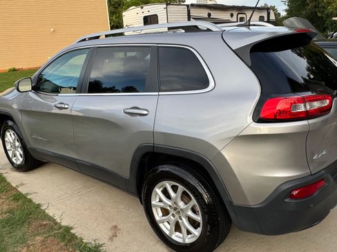 Used 2018 Jeep Cherokee Latitude w/ Safety Group AWD/4WD image 4