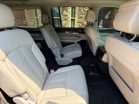 Used 2022 Jeep Wagoneer Series III w/ Premium Group I AWD/4WD image 10