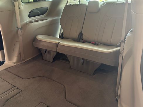 Used 2017 Chrysler Pacifica Touring-L FWD image 13