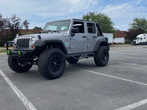 Used 2013 Jeep Wrangler Unlimited Sahara AWD/4WD image 5