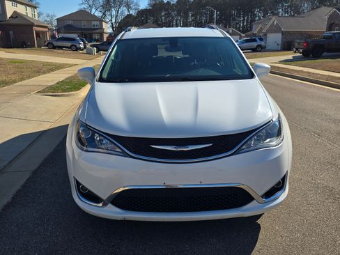 Used 2018 Chrysler Pacifica Touring-L image 2
