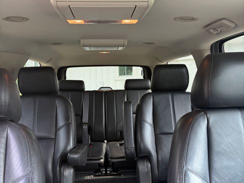 Used 2014 Chevrolet Suburban LT RWD image 16