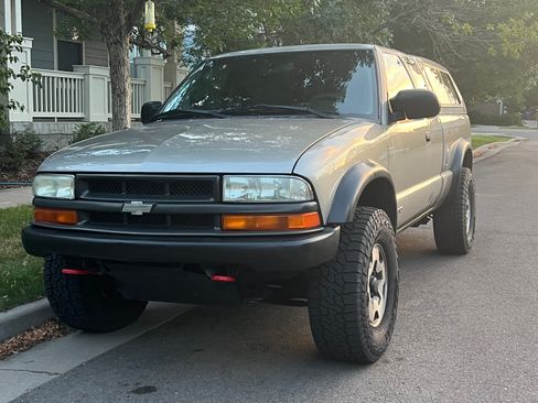Used 2000 Chevrolet S10 Pickup 4x4 Extended Cab w/ Preferred Equipment Group image 1