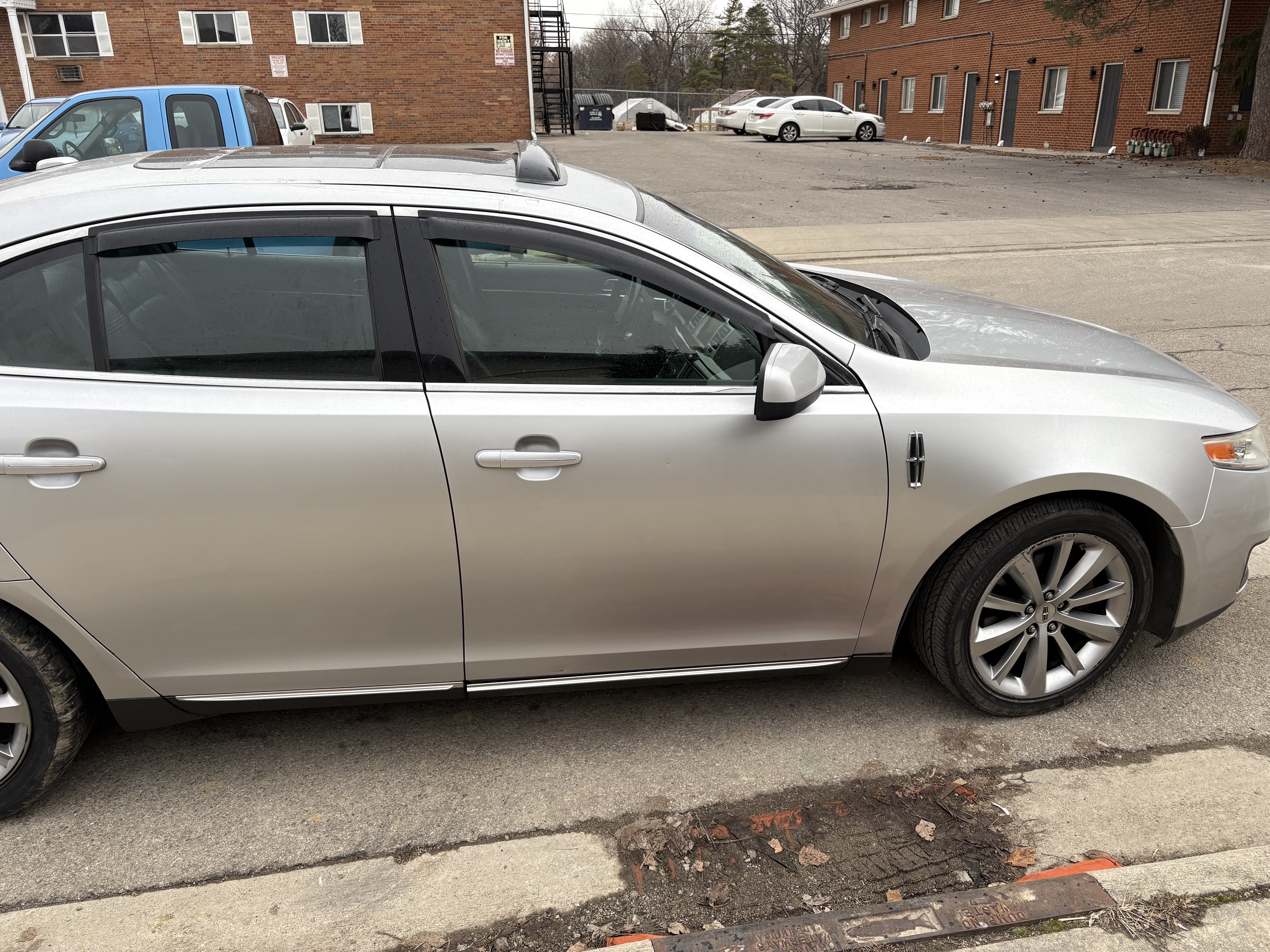 Used 2012 Lincoln MKS FWD image 4