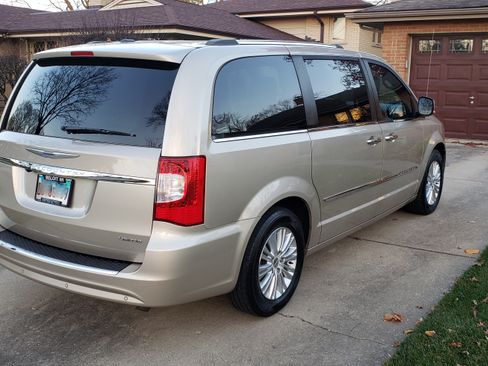 Used 2012 Chrysler Town & Country Limited w/ Luxury Group image 8