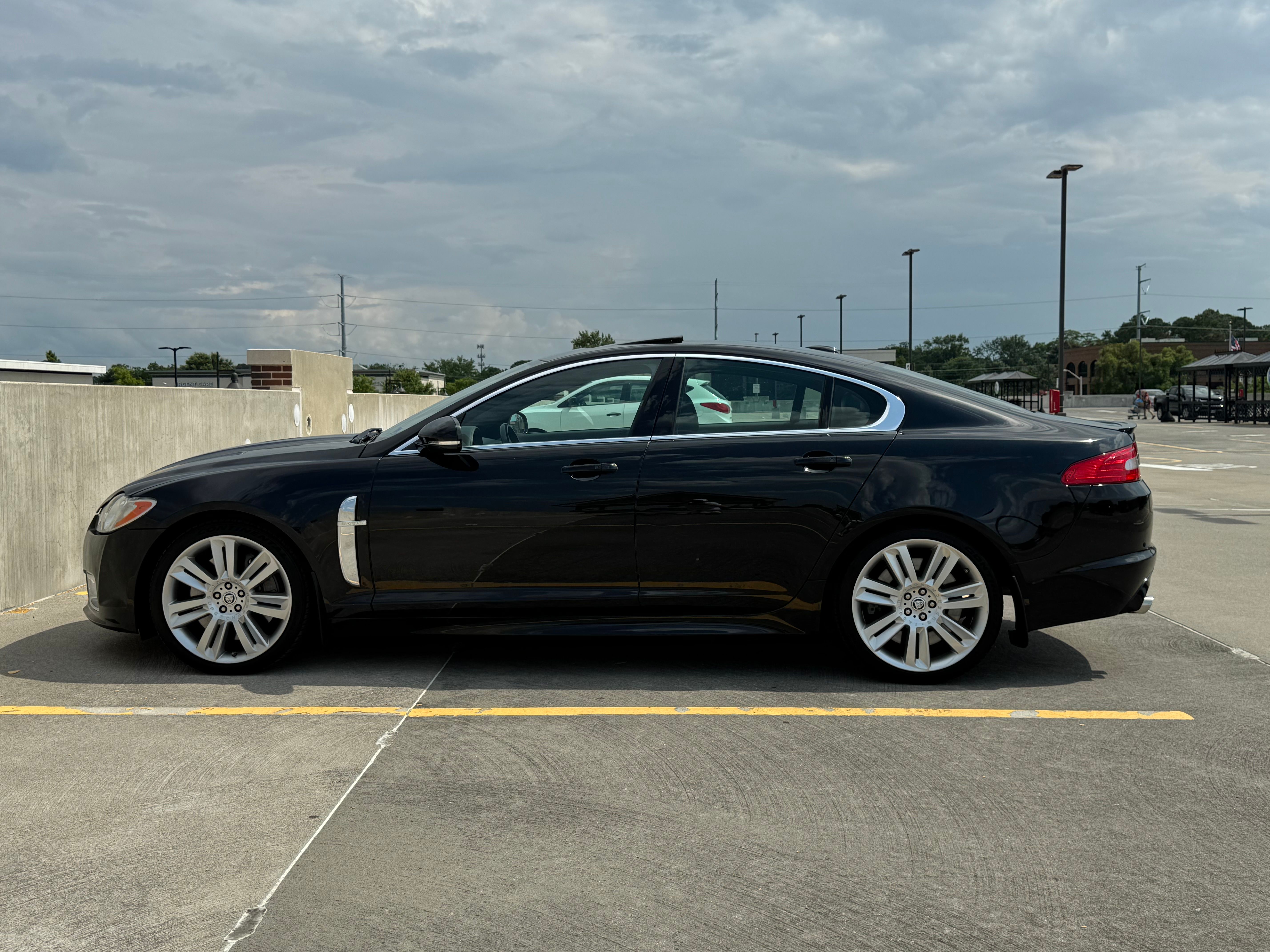 Used 2010 Jaguar XF R RWD image 9