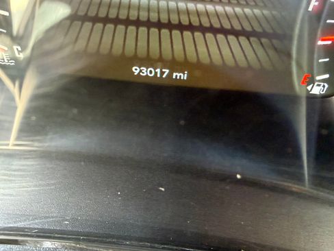 Used 2016 Dodge Challenger R/T RWD image 10