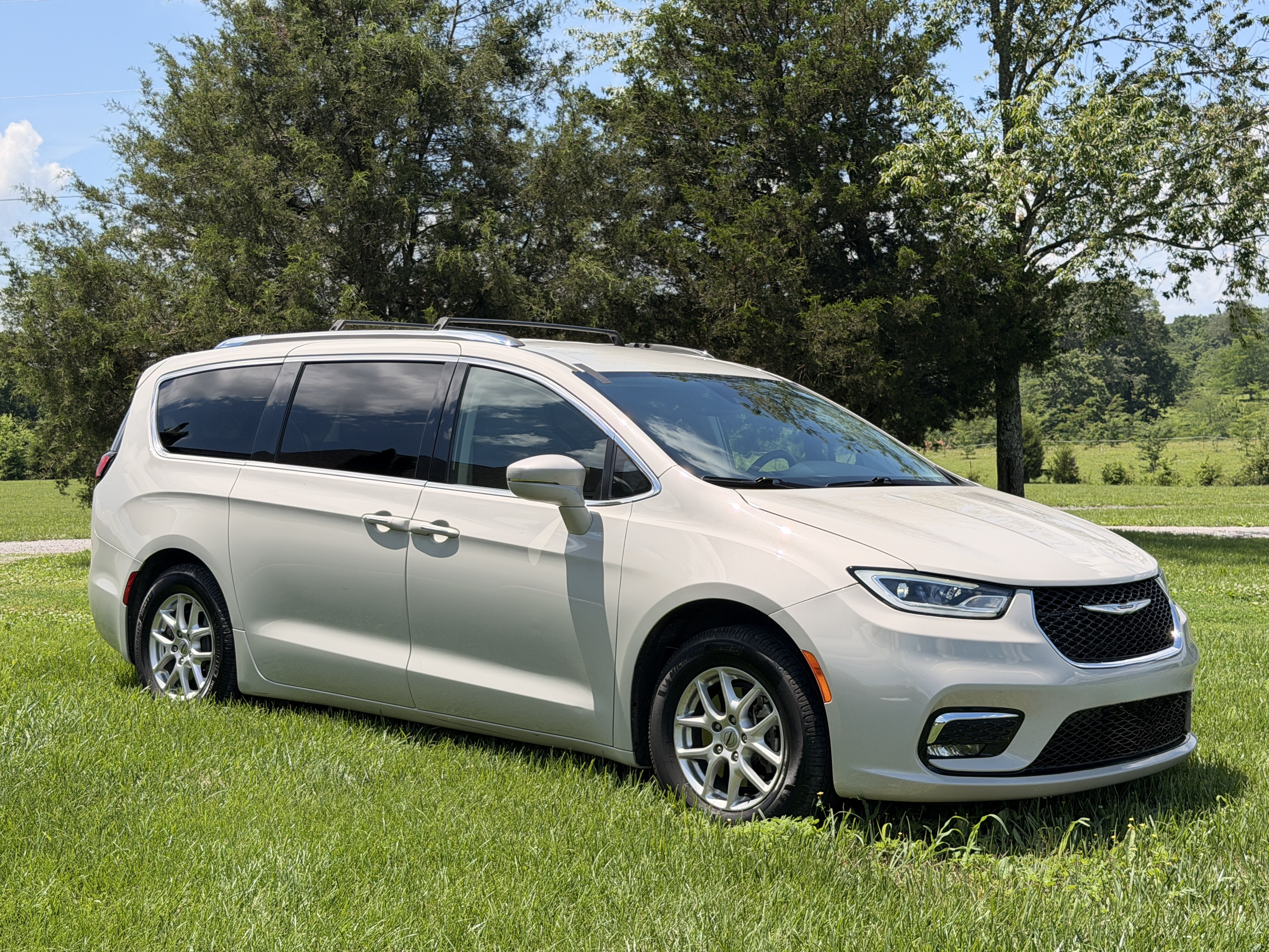 Used 2021 Chrysler Pacifica Touring-L FWD image 4