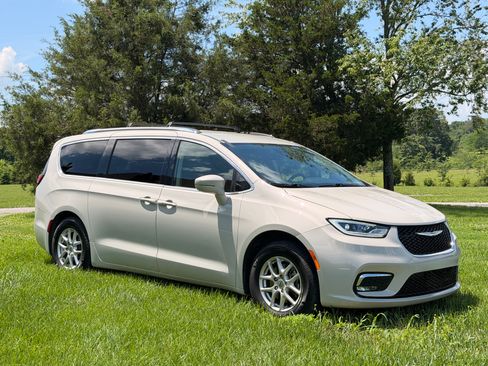 Used 2021 Chrysler Pacifica Touring-L FWD image 4