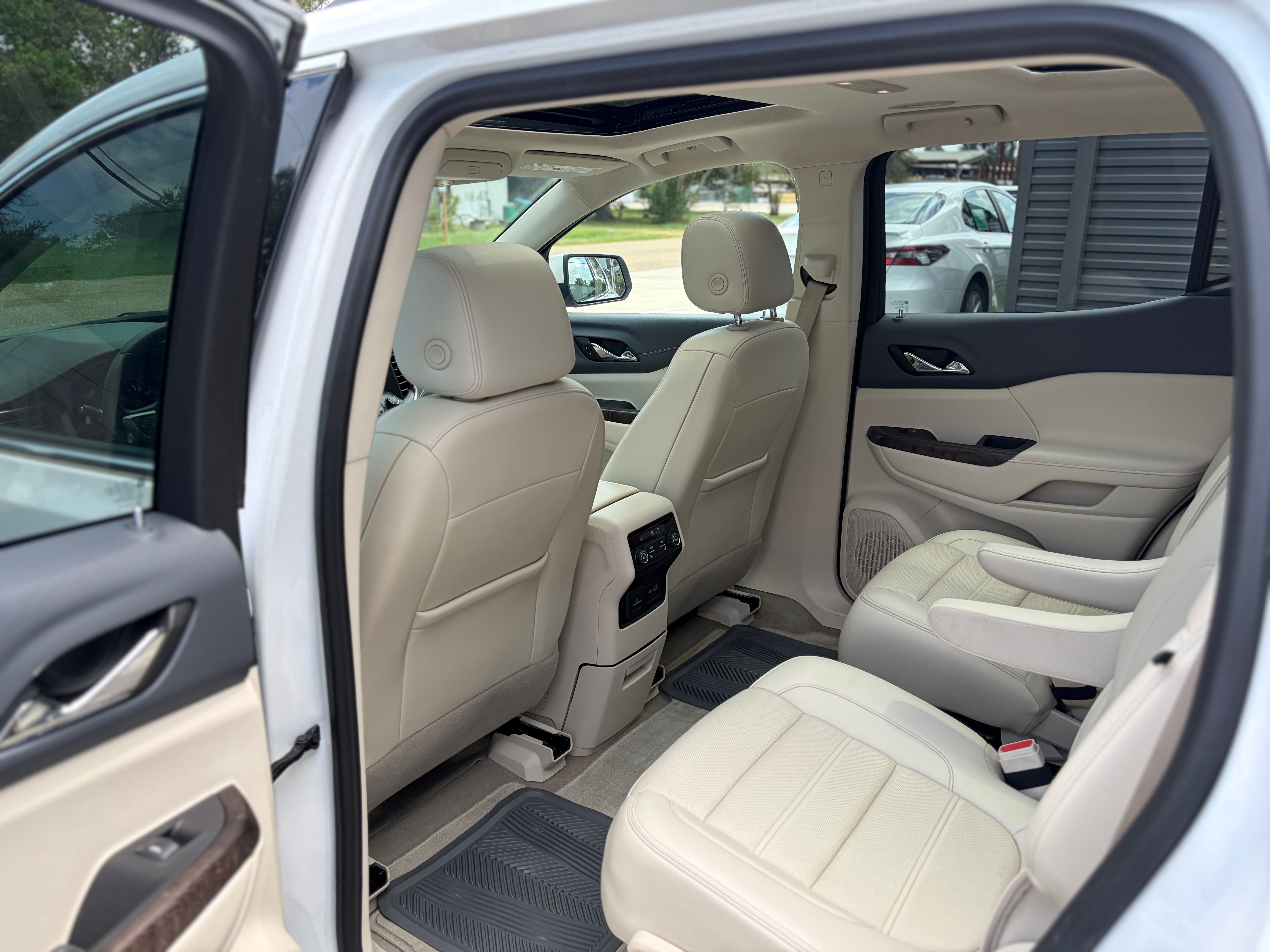 Used 2022 GMC Acadia Denali w/ Denali Ultimate Package FWD image 18