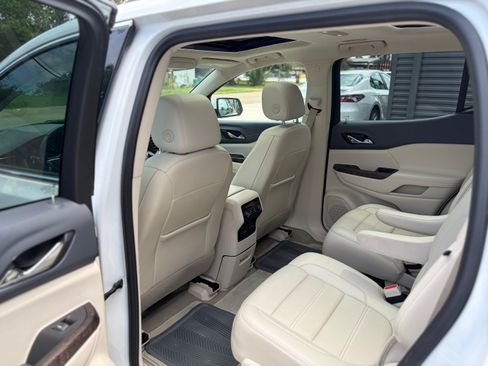 Used 2022 GMC Acadia Denali w/ Denali Ultimate Package FWD image 18