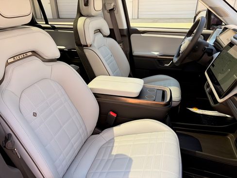 Used 2026 Rivian R1S Premium image 26