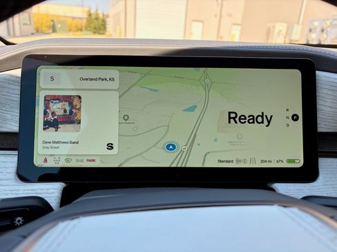 Used 2026 Rivian R1S Premium image 11