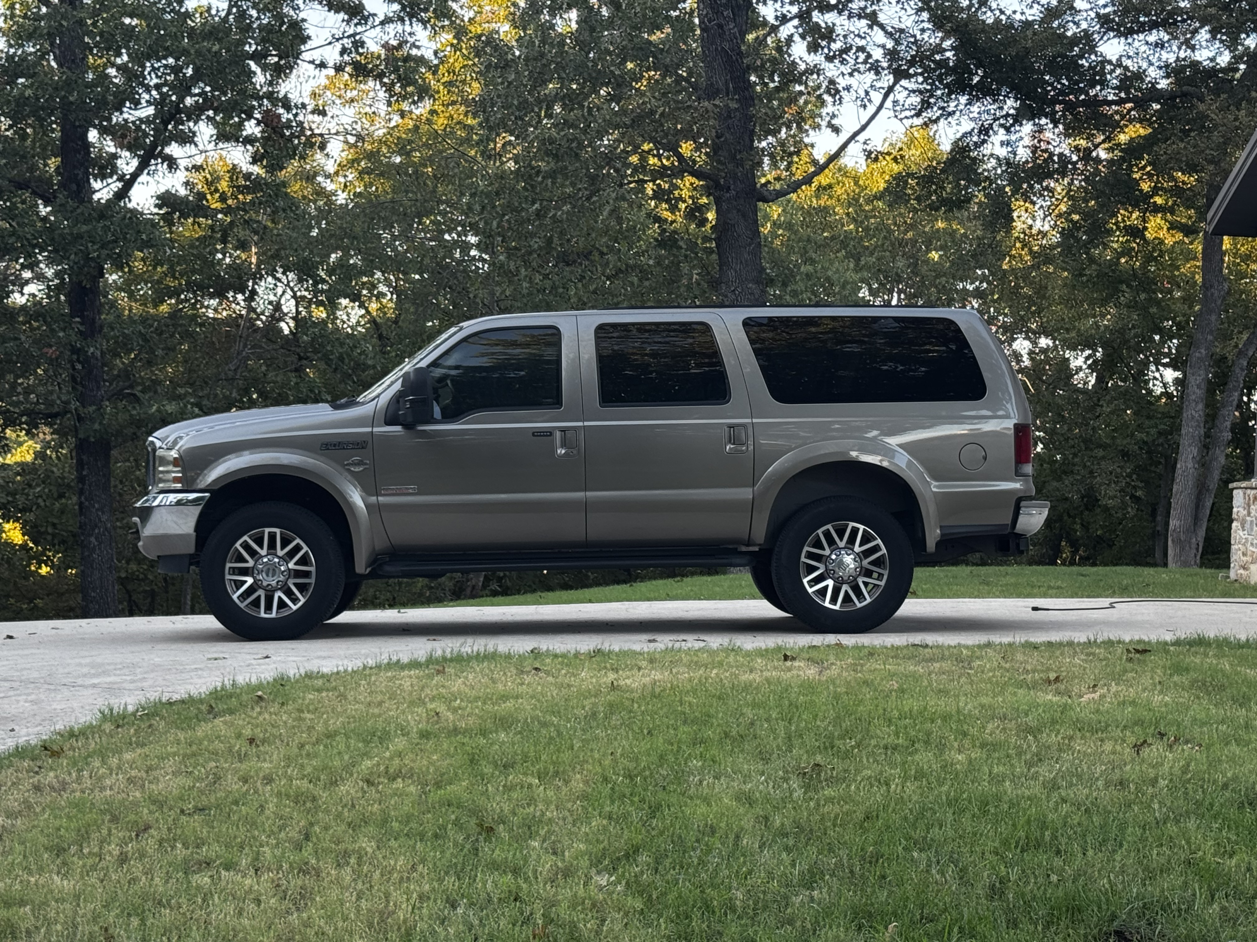 Used 2002 Ford Excursion Limited AWD/4WD image 17