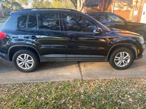 Used 2017 Volkswagen Tiguan S image 4