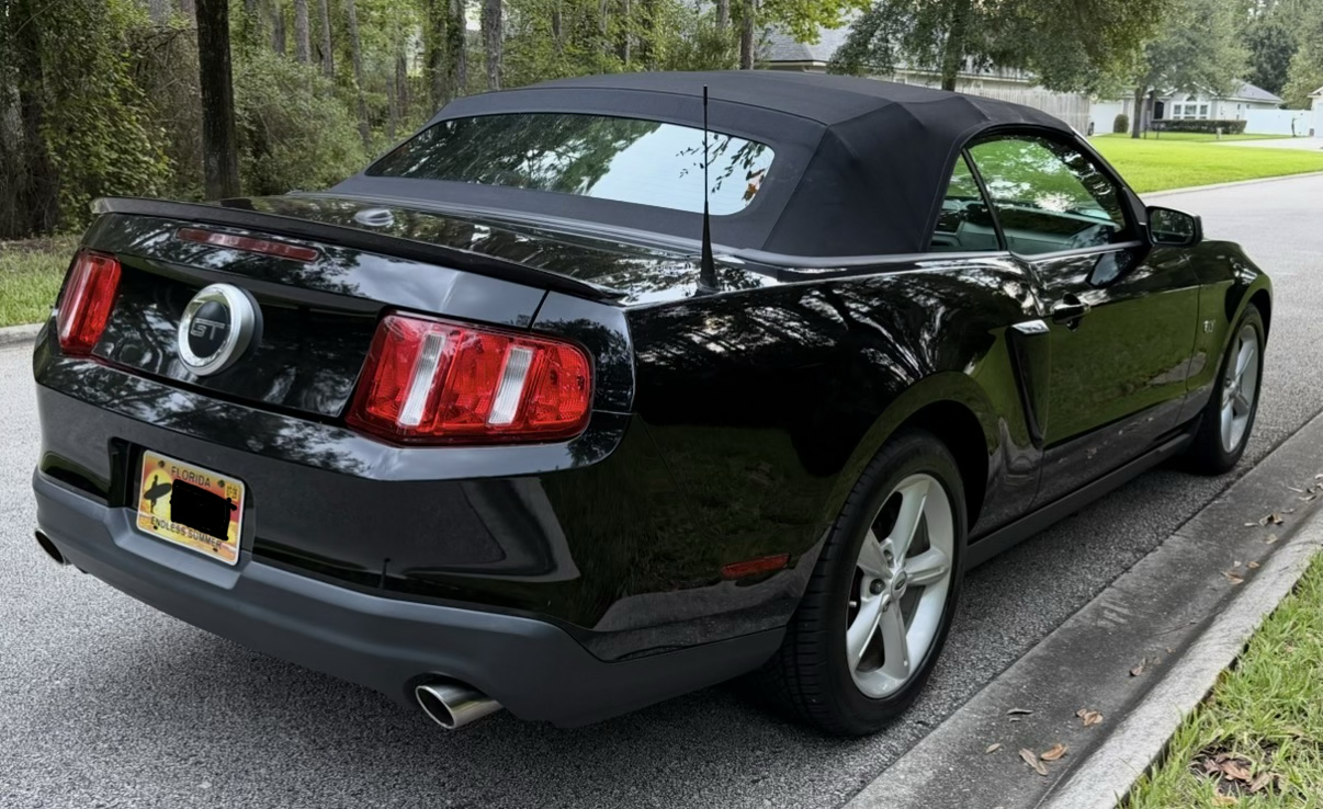 Used 2010 Ford Mustang GT Premium RWD image 8